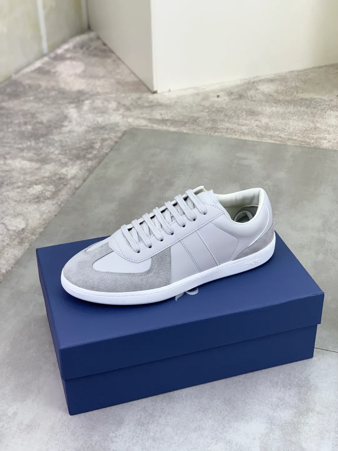 Men's shoes 💰P360 New Dior B01 moral training shoes, white first-layer cowhide, original molded outsole. New to the fall collection, this sneaker marks the return of a Dior classic, reinterpreted in a stylish and elegant silhouette. Crafted from white smooth first-grain cowhide with a tonal silk sheepskin lining, it features the Dior logo on the tongue and inner sides, and a CD icon on the heel. Paired with Tpu anti-slip soles of the same color, it can be matched with various styles to create a sophisticated look.  Code number: 38-44